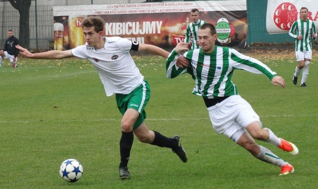 Rezerwy Radomiaka pokonały Proch. Mateusz Wójcik  (z lewej) walczył o piłkę z Konradem Kłosem z Prochu