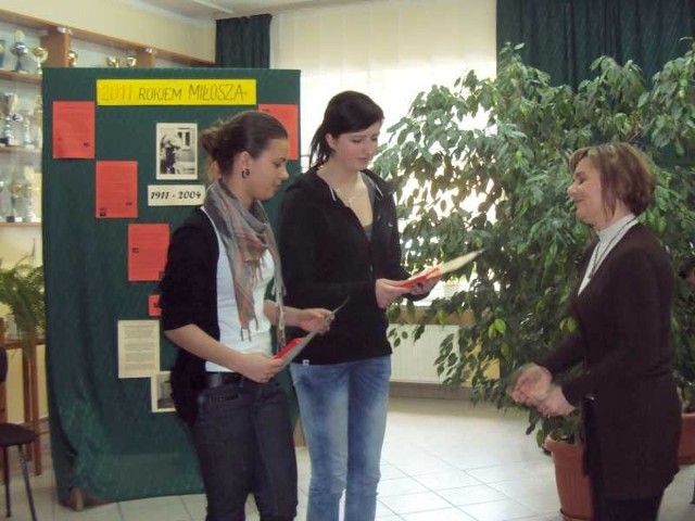 Nagrodę w konkursie odbierają Izabela Drewno i Joanna Jakubowska z klasy III A.
