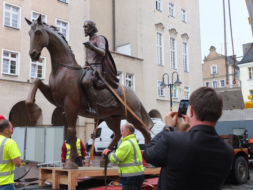 Montaż pomnika Kazimierza I Opolskiego na Rynku.