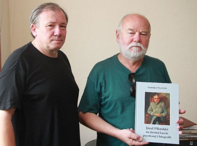 Autor Stanisław Wyrzycki (z prawej) i wydawca Krzysztof Lorek prezentują album.