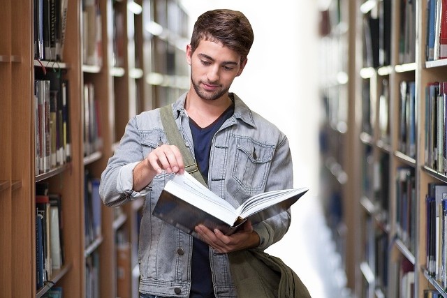 Bibliotekoznawcy, bibliotekarze i specjaliści informacji naukowej uchodzą za jeden z najgorzej opłacanych zawodów w kraju. Zapotrzebowania w 2023 roku na pracowników tej dziedziny kultury nie będzie z wyjątkiem kilkunastu powiatów i miast. Na jakie zarobki mogą liczyć bibliotekarze? Oto stawki. Na kolejnych slajdach przykłady stawek ofert pracy z całej Polski. Podajemy zarobki w kwotach brutto >>>>>