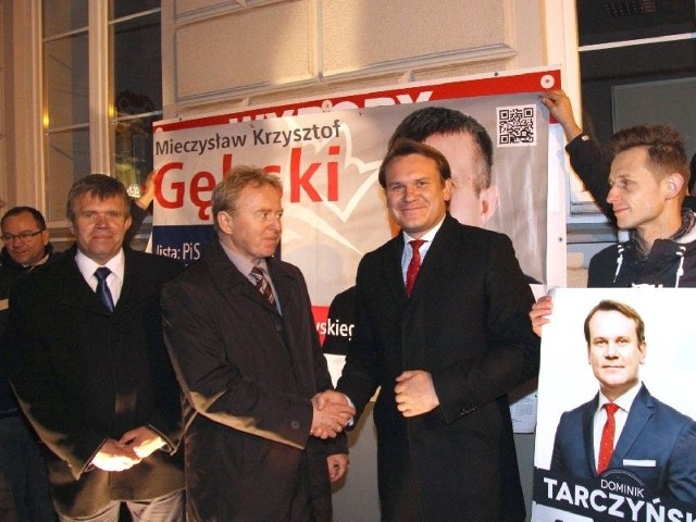 Europoseł PiS Janusz Wojciechowski udzielił poparcia Dominikowi Tarczyńskiemu, który kandyduje do sejmiku województwa z 4. miejsca na liście PiS w okręgu obejmującym powiaty konecki, skarżyski i starachowicki.