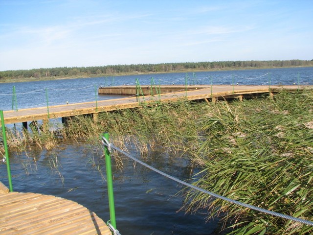 Położone w gminie Postomino jezioro Wicko jest bardzo popularne wśród turystów.