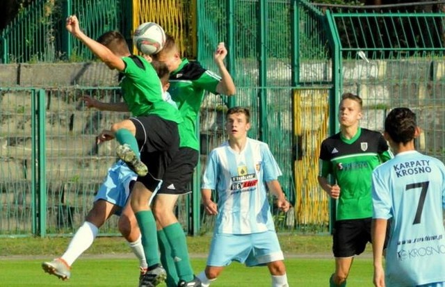 Piłkarze juniorów młodszych Stali Stalowa Wola (zielono-czarne stroje) przegrali po dogrywce z Karpatami Krosno.