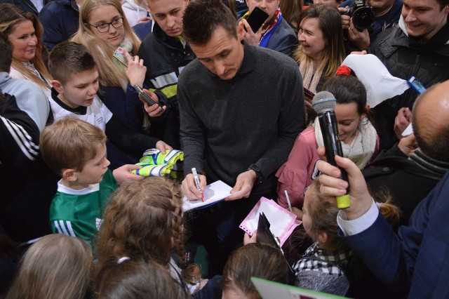 Otoczony młodymi zawodnikami Niemieckich Szkółek Piłkarskich i kibicami Miro Klose był w swoim żywiole. Bardzo chętnie rozdawał autografy.