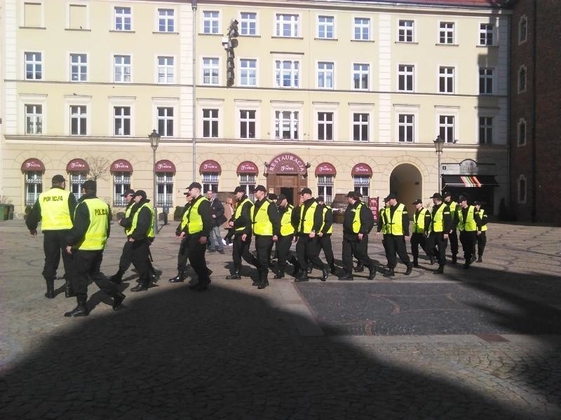 Manifa i antymanifa we Wrocławiu. Spokoju pilnowała policja (ZDJĘCIA)