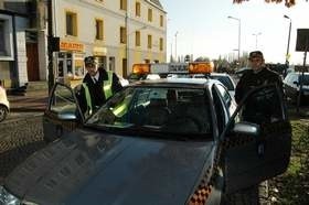 Strażnicy miejscy ze Świnoujścia karają kierowców, którzy zastawiają parking dla dorożek.
