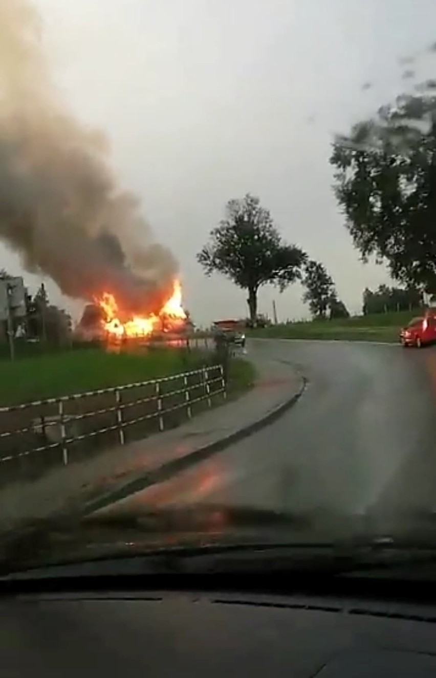 Podhale. Pożar domu w Skawie. Z ogniem walczą strażacy [ZDJĘCIA]