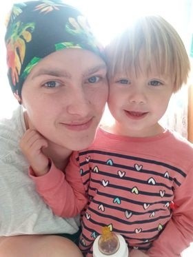 Młoda mama trójki dzieci walczy z nowotworem piersi. Rodzina potrzebuje pomocy. Liczy się każda złotówka
