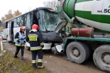 Miedziana Góra. Autobus szkolny z dziećmi uderzył w cementowóz