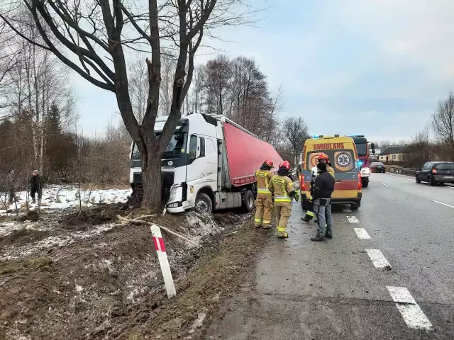 Na drodze krajowej numer 74 między Końskimi i Kielcami ciężarówka uderzyła w drzewo.