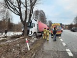 W Lisich Jamach ciężarówka wypadła z drogi i uderzyła w drzewo. Służby pracują na miejscu