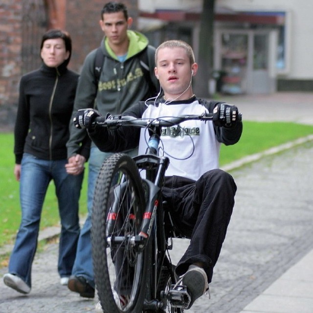 Słupski rowerzysta Adam Burry na ulicy Nowobramskiej. Chce poprzeć akcję &#8222;Głosu&#8221;.