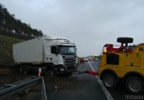 Wypadek na autostradzie A4. Ciężarówka w rowie