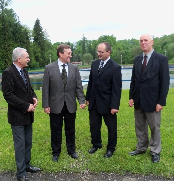 To oni wybudują kanalizację w gminie. Od lewej: Tadeusz Szeremeta, Andrzej Biernacki z Safage, Dariusz Wór Grech i Jerzy Wilk z Wodociągów.