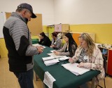 Wybory 2024 w Świętochłowicach. Mieszkańcy oddają głos na swoich kandydatów. Zobacz zdjęcia 