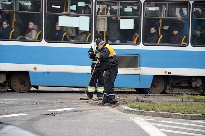 Wrocław: Wykolejenie tramwaju na pl. Dominikańskim (FOTO, OBJAZDY)