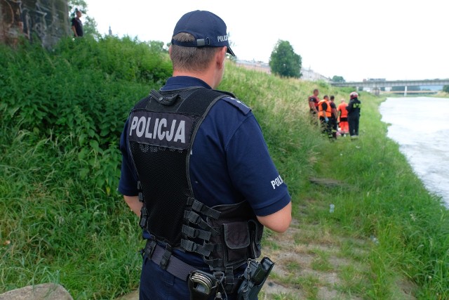 W piątek przed godz. 12 mężczyzna zbierający puszki nad brzegiem Sanu w Przemyślu, zauważył w rzece zwłoki. Na miejsce wezwano służby ratunkowe. Ciało znajdowało się pod mostem kolejowym, dwa metry od brzegu na głębokości około 60 cm. Ciało z wody wyciągnęli strażacy. Zespół pogotowia ratunkowego podjął reanimację, ale bez efektu.- To 42-letni mieszkaniec pow. przemyskiego. Policjanci ustalili, że mężczyzna nie był poszukiwany. Na miejscu w obecności prokuratora pracuje policyjna grupa dochodzeniowo-śledcza - powiedziała mł. asp. Marta Fac z KMP w Przemyślu.Ciało 42-latka zostanie zabezpieczone do badań sekcyjnych. We wtorek także w Przemyślu utonął 69-letni mężczyzna. Więcej na ten temat tutaj: Zwłoki mężczyzny w Sanie w Przemyślu. Ciało na brzeg wyciągnęli strażacy [ZDJĘCIA]Zobacz także: Od kwietnia w Polsce utopiło się już 81 osób. Oto dziesięć zasad bezpiecznych kąpieli