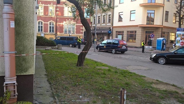 W poniedziałek (2 listopada) po 14.00 zakorkowało się centrum Gorzowa, trzeba też było ewakuować pocztę i pobliskie budynki. Powód? Na ul. Pocztowej ktoś zostawił granat. Choć wyglądał na bojowy, okazał się granatem ćwiczebnym.Do zdarzenia doszło po 14.00. - Jeden z taksówkarzy z postoju przy ul. Pocztowej zobaczył, że w okolicy okrąglaka na ławce ktoś zostawił granat - mówi Sławomir Konieczny, rzecznik lubuskiej policji. Znalezisko wyglądało na granat bojowy. Policja szybko więc wyznaczyła strefę bezpieczeństwa. Ewakuowano mieszkańców i pracowników okolicznych budynków. Po oględzinach znaleziska okazało się, że to granat ćwiczebny. - Nie stanowi zagrożenia. Nie będzie więc trzeba wzywać saperów - mówi Konieczny.