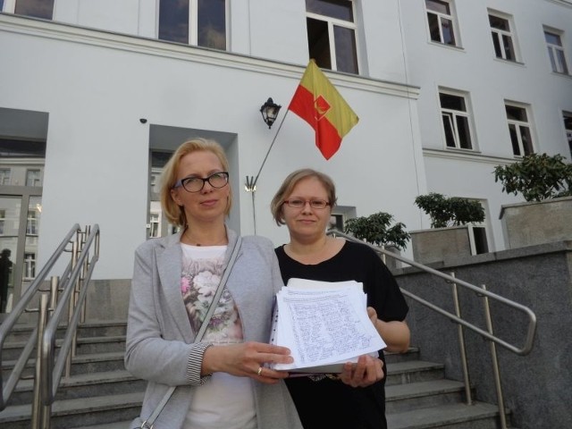 Monika Piórkowska i Katarzyna Okupska złożyły w Radzie Miejskiej petycję o przywrócenie autobusu linii 85 na starą trasę, łączącą Widzew z Dołami.