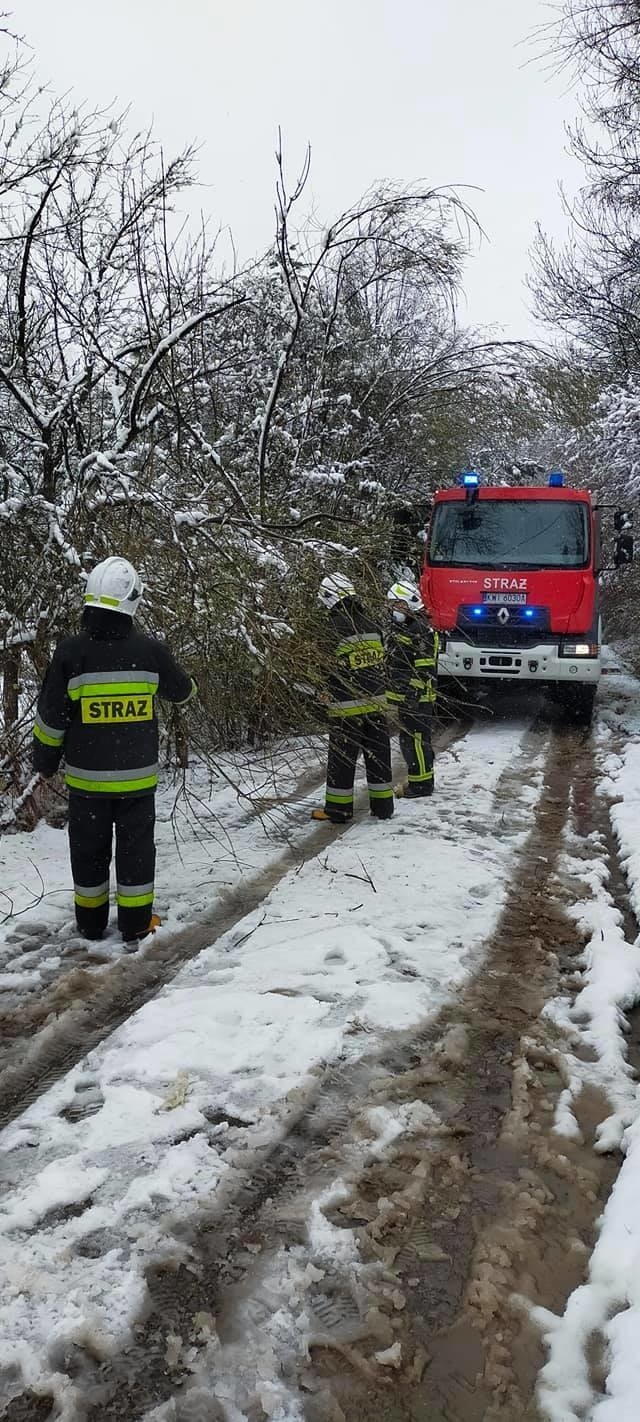 Od środy rano strażacy z jednostek OSP w powiecie wielickim...