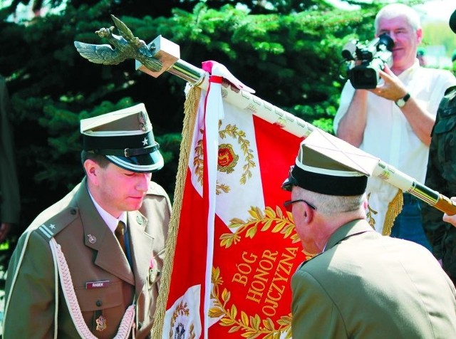 Przy pomniku Żołnierzy 33. Pułku Piechoty odbyło się uroczyste przekazania sztandaru jednostki przez ppłk. Piotra Wolańskiego (z prawej) nowemu dowódcy mjr. Krzysztofowi Rabkowi (z lewej).