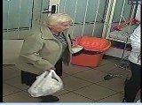 Starsza kobieta poszukiwana w Łodzi przez policję. Przywłaszczyła telefon