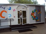 Szkoła z kontenerów w Dąbrowie: Dzieci zyskały świetlice i sale lekcyjne [ZDJĘCIA]