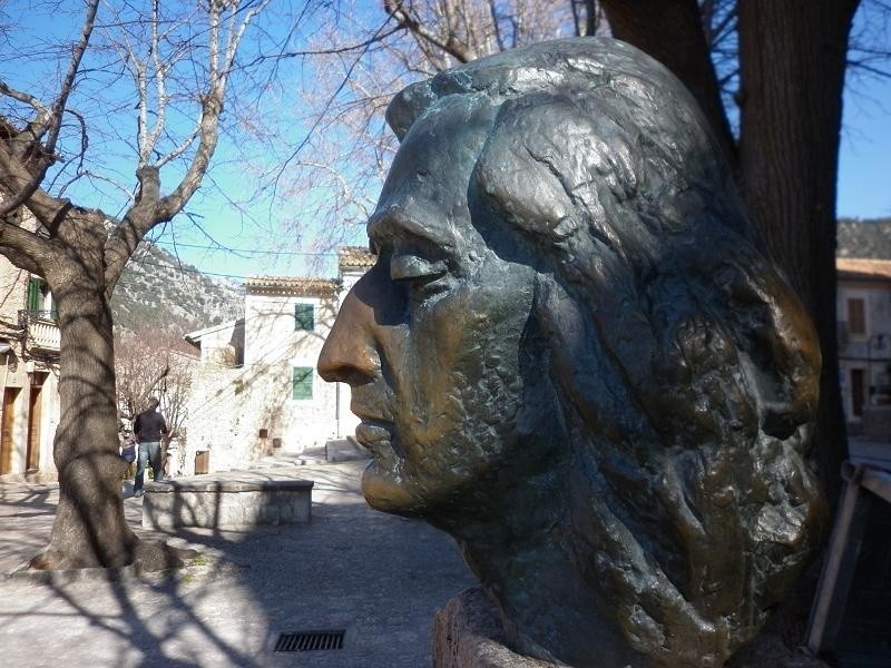 Przed klasztorem kartuzów stoi popiersie Chopina. Odsłoniła...