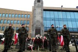 Narodowe Święto Niepodległości 2023. W Kielcach złożono wieńce pod Pomnikiem Niepodległości przed dworcem PKP