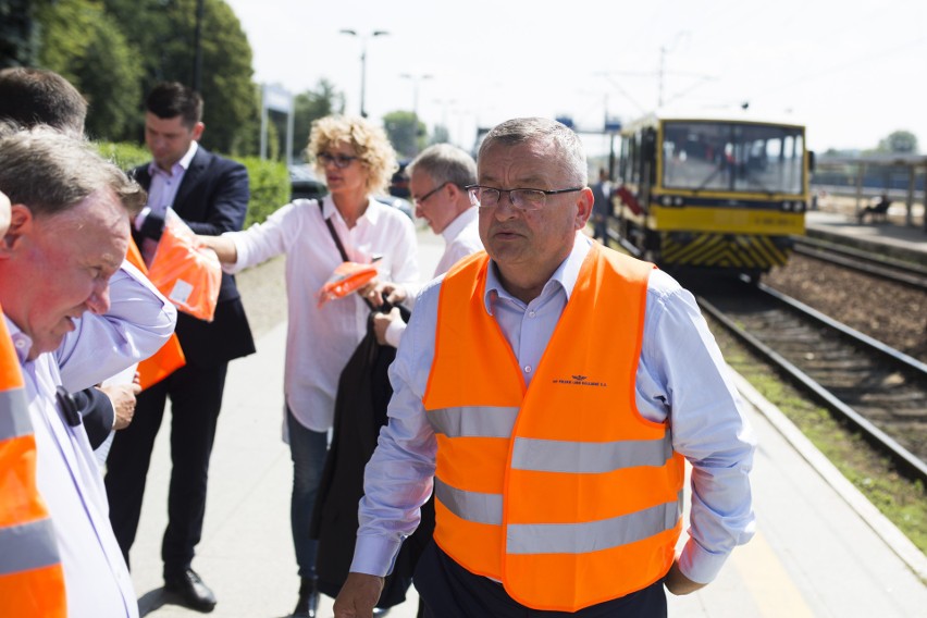 Minister Andrzej Adamczyk wraz z kolejarzami z PKP PLK...