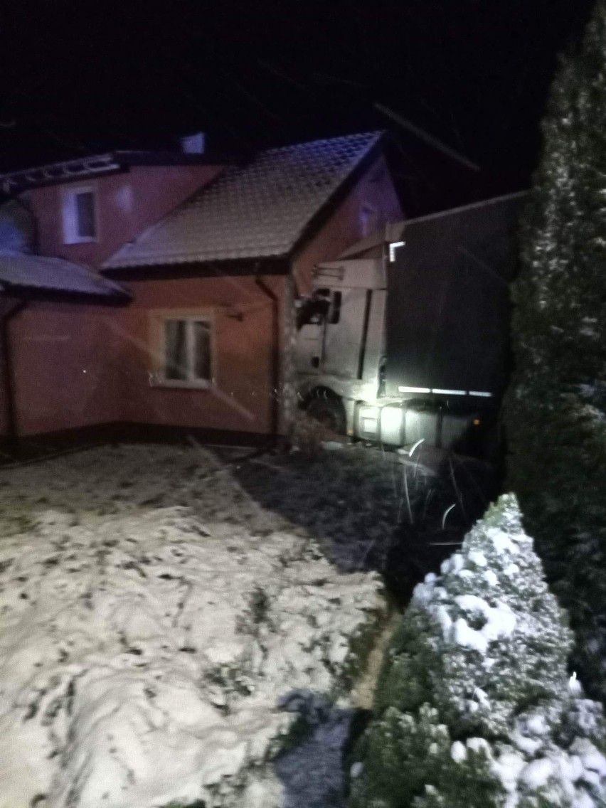 Ciężarówka wbiła się w budynek mieszkalny wsi Mojtyny