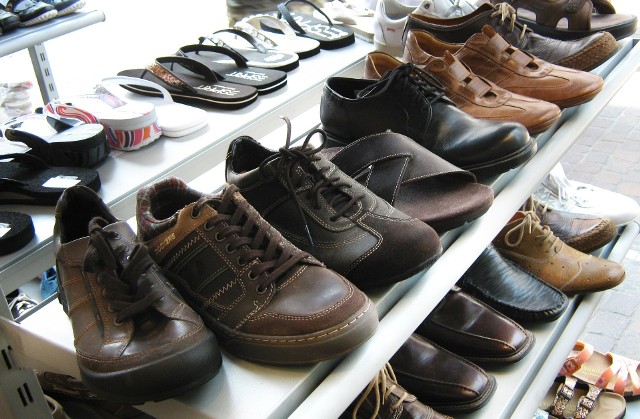 Tysiące podrobionych butów znanych marek trafiły do Caritasu