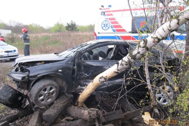 Rybnik: Wypadek na Śląskiej. Opel uderzył w drzewo i lampę