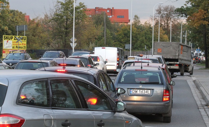 Kolejny biurowiec już gotowy. Jeszcze większe korki na Zwycięskiej? 