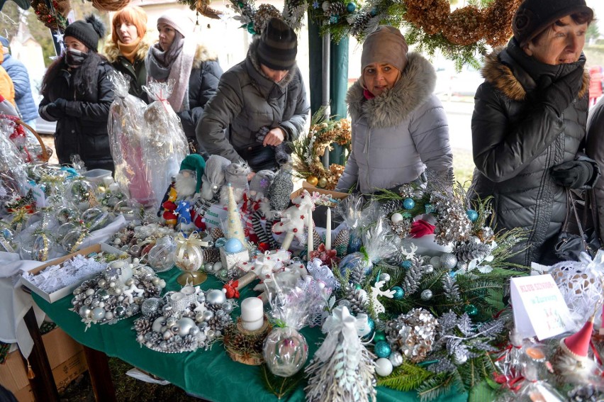 Pierwszy Kiermasz Bożonarodzeniowy w Żurawicy. To okazja do wsparcia lokalnych rękodzielników, gospodyń oraz kupców [ZDJĘCIA]