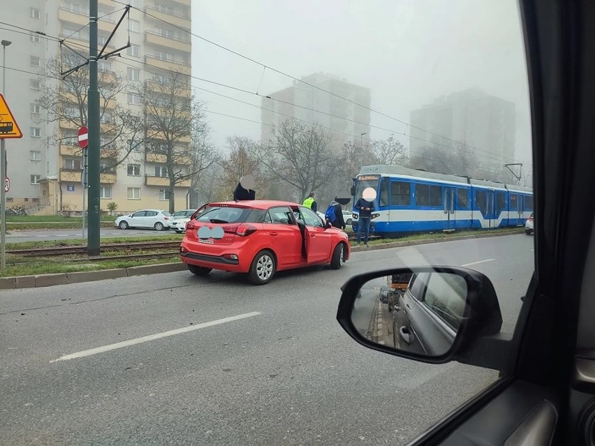 Zderzenie na Alei Pokoju w Krakowie. Egzamin na prawo jazdy zakończył się... kolizją z tramwajem