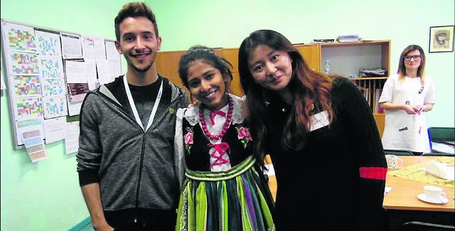 Wolontariusze: Gabriel Luna z Brazylii, Nishtha Goswami z Indii (w środku) i Maria Dong z Chin byli gośćmi Publicznego Gimnazjum w Jasieńcu.