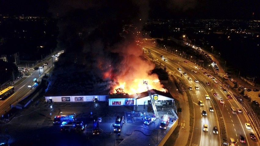 Market Lidl przy Piekoszowskiej w Kielcach płonął jak pochodnia! [NIESAMOWITY FILM I ZDJĘCIA Z DRONA]