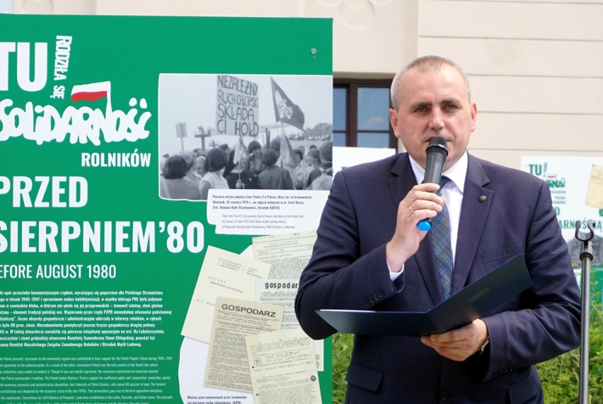 „Tu rodziła się „Solidarność” rolników”. Nowa wystawa przed Zamkiem Lubelskim. Zobacz zdjęcia