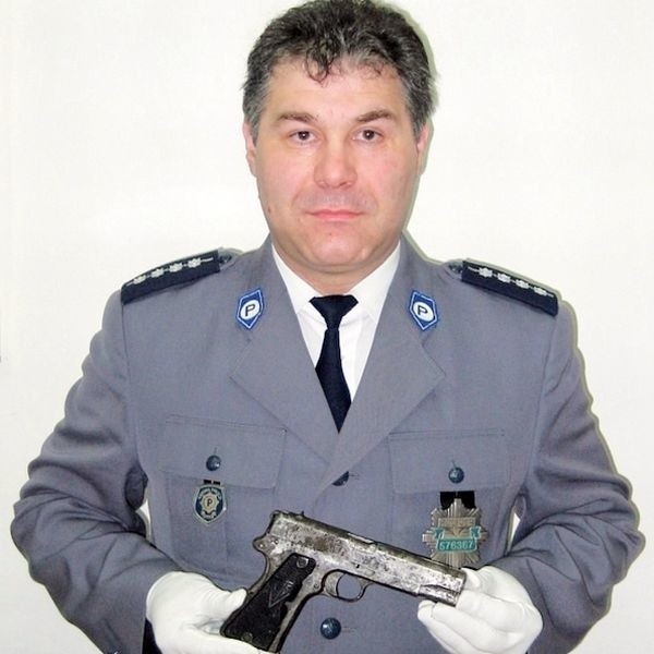 Rzecznik policji Andrzej Walczyna z pistoletem odebranym chłopcu.