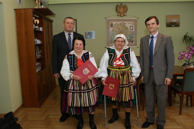 Ludowe artystki - Michalina Bilska i Marianna Górska, zostały nagrodzone przez burmistrza Przysuchy Tadeusza Tomasika (z prawej) W spotkaniu wziął udział sekretarz gminy Stanisław Wiaderek.