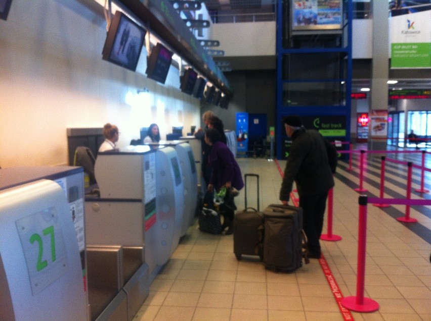 Katowice: Polacy na lotnisku w Pyrzowicach. Pełni obaw lecą do Paryża 