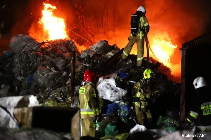 Stalowa Wola. Wielki pożar sterty śmieci w zakładzie przetwarzania tworzyw sztucznych (ZDJĘCIA)