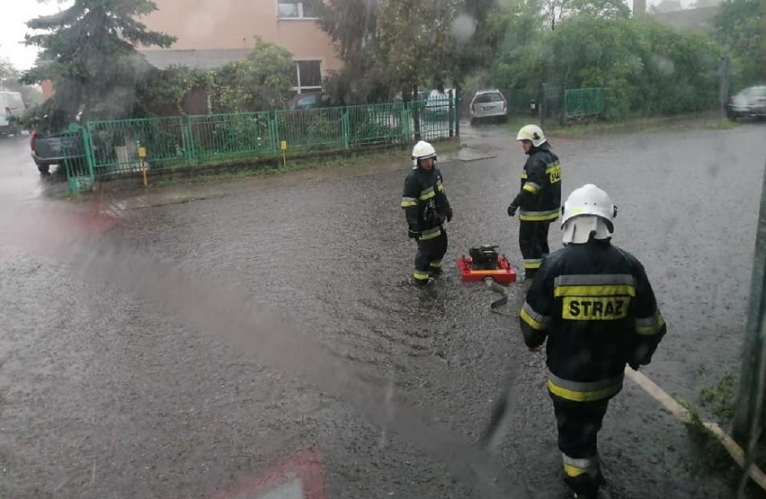 Strażacy z OSP Bogdaniec przez kilka godzin usuwali skutki...