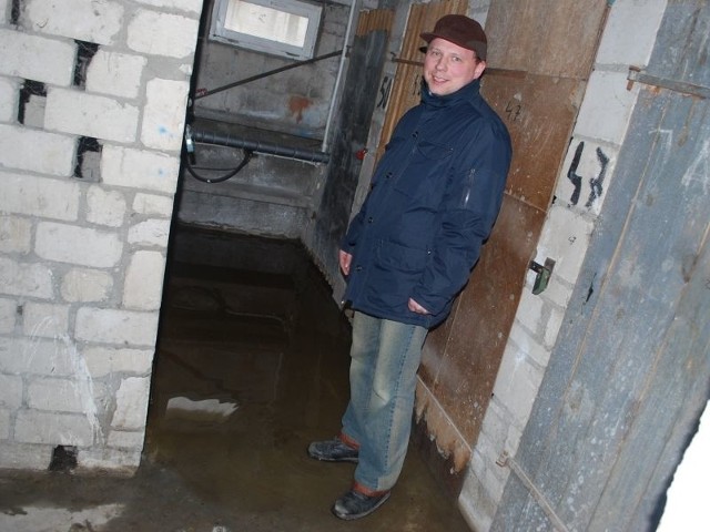 Paweł Budny pokazuje ile wody zalegało w piwnicach
