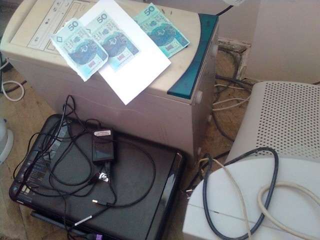 Kryminalni zabezpieczyli podrobione banknoty i komputer, który jak mówią, był wykorzystywany do przygotowywania fałszywek.