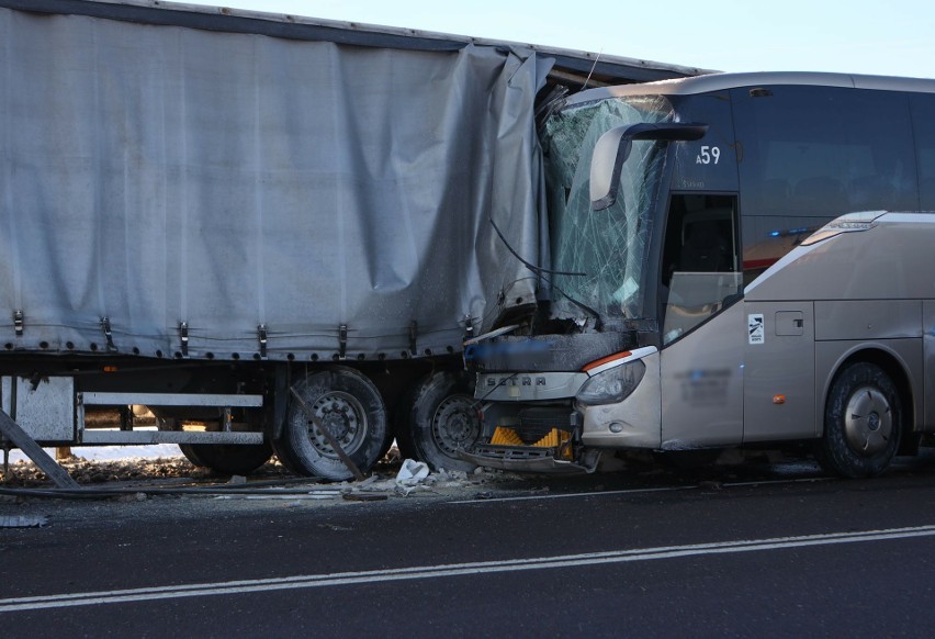 Poważny wypadek na drodze krajowej nr 77 w Zadąbrowiu. Autokar najechał na tira [ZDJĘCIA]