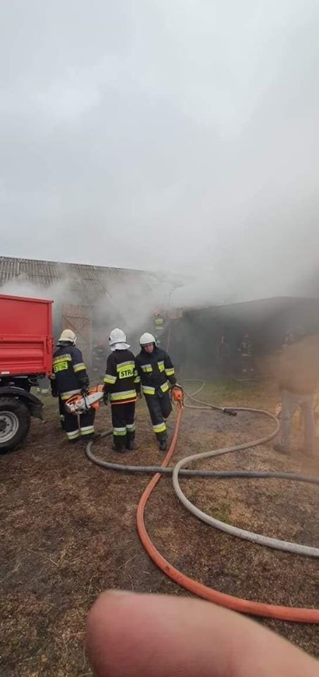 Gmina Rzekuń. Pożar stodoły w Ławach, 7.12.2019. Strażacy walczyli z ogniem