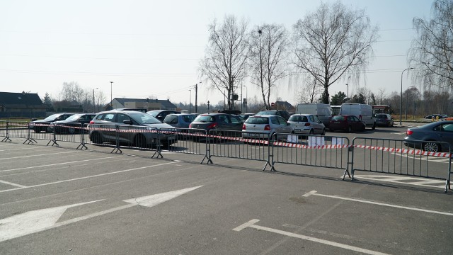 Większa część parkingu nad jeziorem Pogoria III została odgrodzona barierkami.Zobacz kolejne zdjęcia. Przesuwaj zdjęcia w prawo - naciśnij strzałkę lub przycisk NASTĘPNE